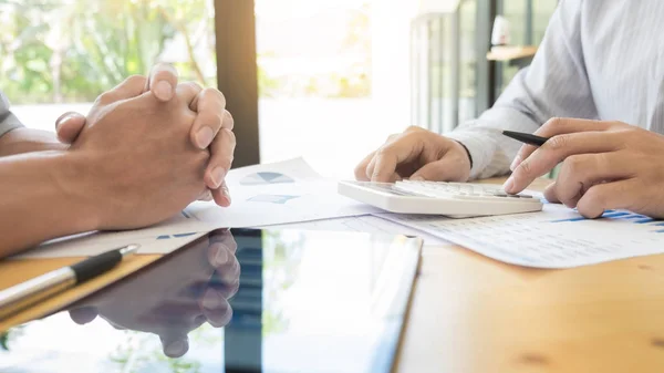 Uomo d'affari Studiare ragioniere di lavoro — Foto Stock