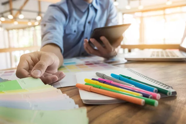 Mani che lavorano con tablet digitale — Foto Stock