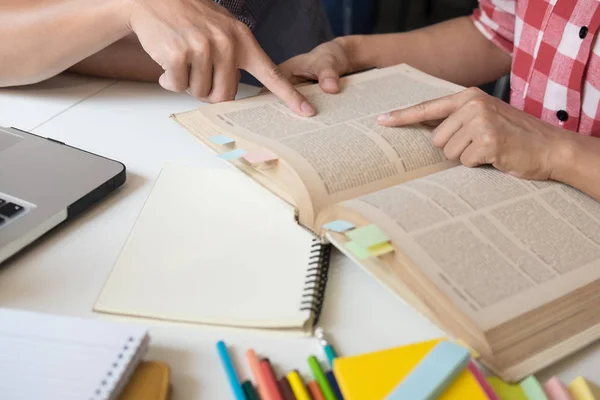 Incontri di uomini d'affari al pubblico — Foto Stock