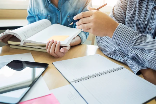 Öğrenciler kampüs arkadaş yardımcı olur.