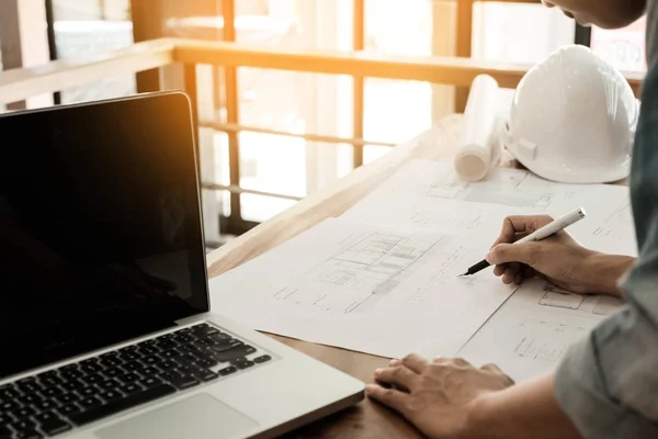 Ingeniero de arquitectos discutiendo — Foto de Stock