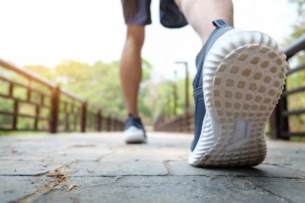 Pies de corredor masculino — Foto de Stock