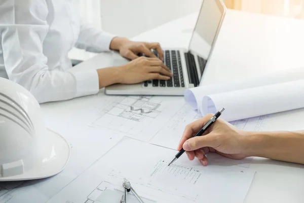 Ingénieur architecte discutant dans le bureau — Photo