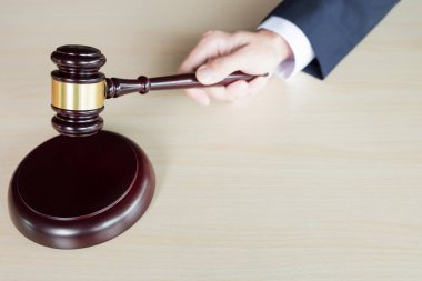 Hâkim'in tahta çekiç tutma el 