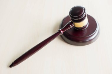 ahşap kahverengi masaüstündeki bir tokmak, 