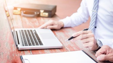 İki işadamları planya görevleri tartışıyor 
