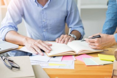 Genç öğrenciler kampüs yetişmeye ve özel ders öğrenme arkadaş yardımcı olur.