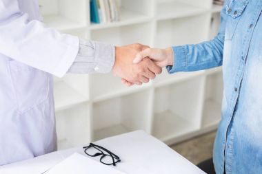 Doktor eller tıbbi ofiste hastayla sallıyor