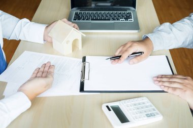 Emlakçı özelliği (ev) müşteriye sunmak için 