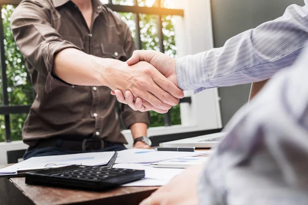 Dois homens de negócios confiantes apertando as mãos durante uma reunião em out — Fotografia de Stock