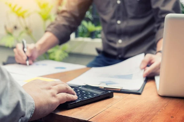 Hombre de negocios y secretario haciendo informe — Foto de Stock