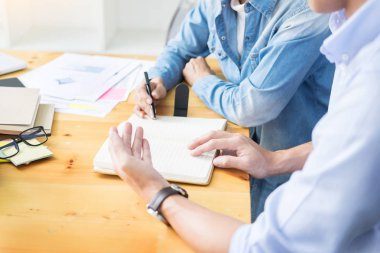 Genç öğrenciler kampüs yetişmeye ve özel ders öğrenme arkadaş yardımcı olur.