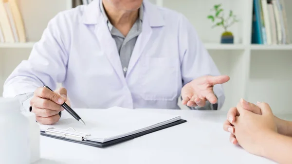 Paciente ouvindo atentamente um médico do sexo masculino — Fotografia de Stock