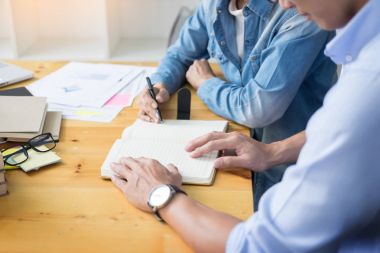 Genç öğrenciler kampüs yetişmeye ve özel ders öğrenme arkadaş yardımcı olur.