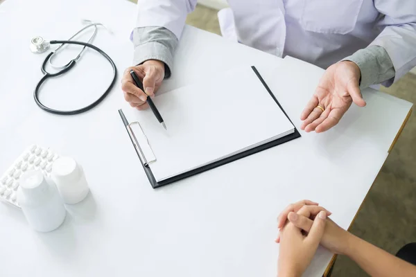 Paciente escuchando atentamente a un médico varón — Foto de Stock