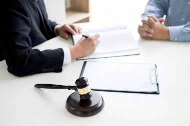 iş adamları ve sözleşme kağıtları tartışırken avukat