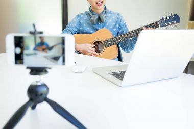 Kadınlar gitar ile bir şarkı 