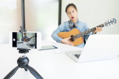 Kadınlar gitar ile bir şarkı 