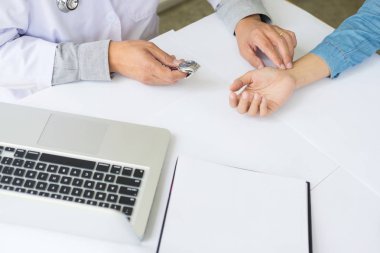 Doktor hasta nabız nabız kontrol