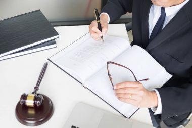 avukat el mahkeme (adalet, hukuk) belgede sou ile yazıyor.