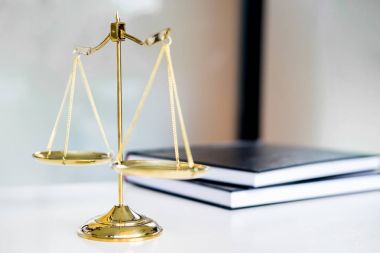 Hukuk ölçekler veya tablo üzerinde altın ağırlık ve yasal kitaplar. Sembolü