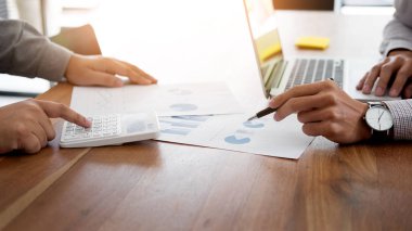 belgeler ve fikirler planları onun co tartışırken iş ortakları