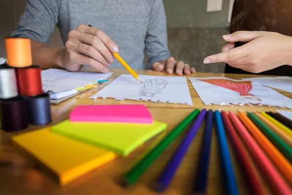 Deux jeunes femmes travaillant comme stylistes et dessinatrices — Photo