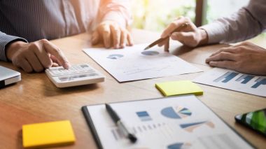 belgeler ve fikirler planları onun co tartışırken iş ortakları