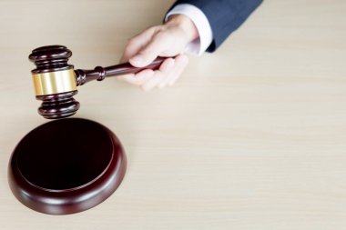 Hâkim'in tahta çekiç tokmak w karşı eleştiri Holding el