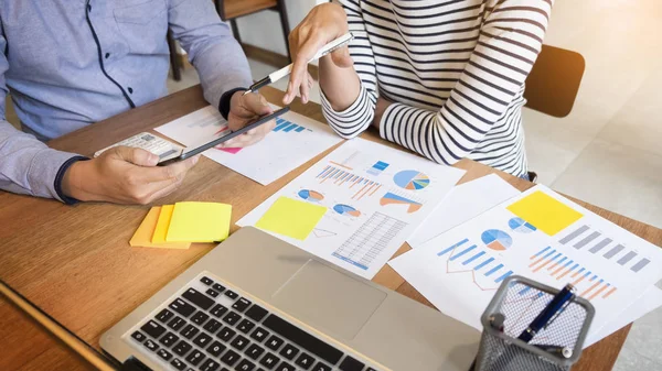 Yaratıcı ekip işi. başlangıç proje ile çalışan genç iş adamı