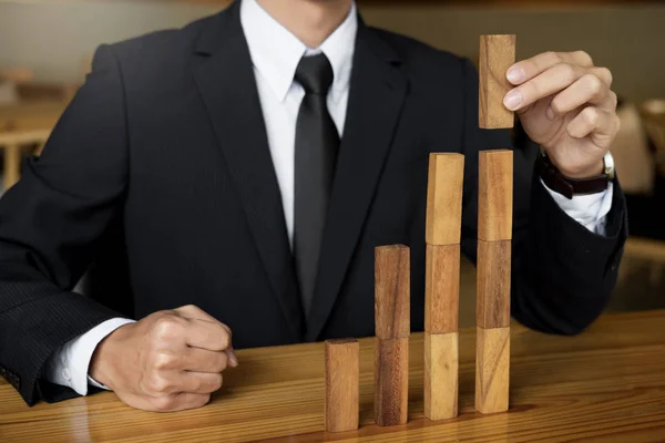 Koncepció a növekvő értéket. üzletember kézzel vegye fel egy fából készült blokk — Stock Fotó