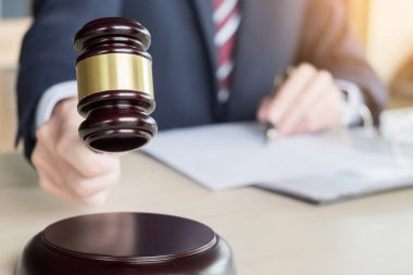 Erkek yargıç içinde A mahkeme çarpıcı tokmak sondaj blokta