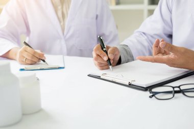 İki işaret eden bir ofiste tartışırken hasta notlar doktorlar bir 
