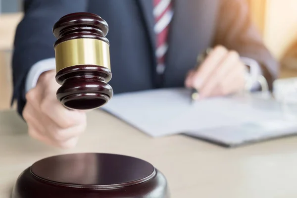 Erkek yargıç içinde A mahkeme çarpıcı tokmak sondaj blokta