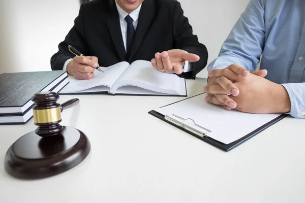 iş adamları ve avukatlar tartışırken sözleşme kağıtları oturan bir