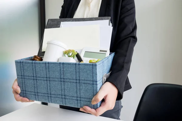 Kişisel şirket eşyalarını ambalaj iş kadını ne zaman o Desi