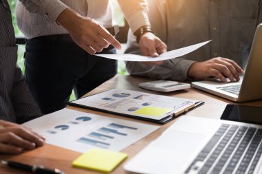 belgeler ve fikirler planları onun co tartışırken iş ortakları