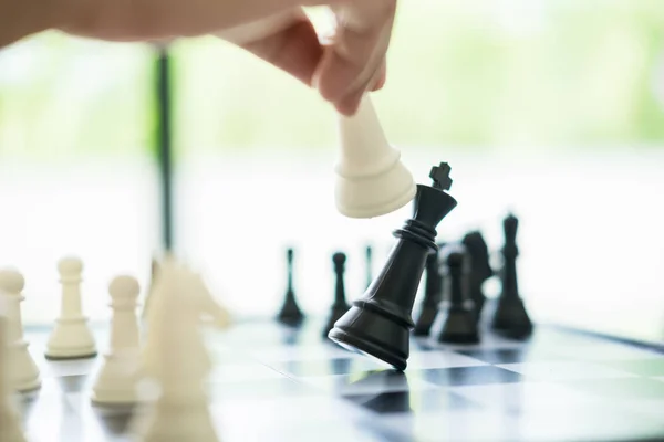Formação Estratégica de Negócios no jogo de xadrez rei é xeque-mate — Fotografia de Stock