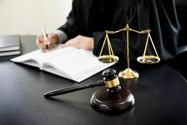 Hamer en soundblock Justitie en advocaat werkt op houten — Stockfoto