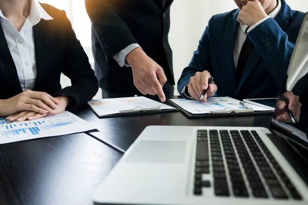 Takım iş süreci. genç iş yöneticileri ekip ile yeni çalışma