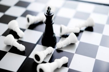 Kral yenilgiye - kavram üzerinde satranç oyun
