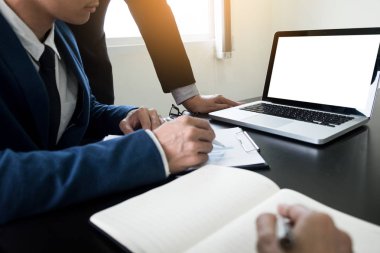 genç adam işadamı bl bir masaüstü bilgisayar kullanarak çalışma