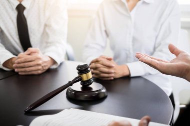 iş adamları ve avukatlar tartışırken sözleşme kağıtları oturan bir