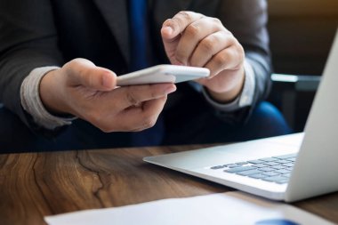 Mobil akıllı telefon istimal iş için genç iş adamı, yakın çekim