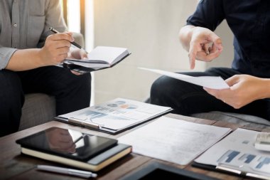 Grup başarılı iş adamları evrak ve USI tartışıyor