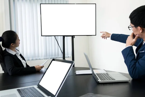 Giovane imprenditore che lavora a una videoconferenza utilizzando un computer desktop com — Foto Stock