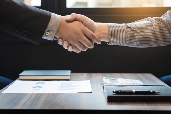 Zwei selbstbewusste Geschäftsleute beim Händeschütteln während eines Treffens im — Stockfoto