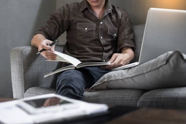 Yakışıklı genç adam oturan oturma odası kanepe, Casual youn üzerinde