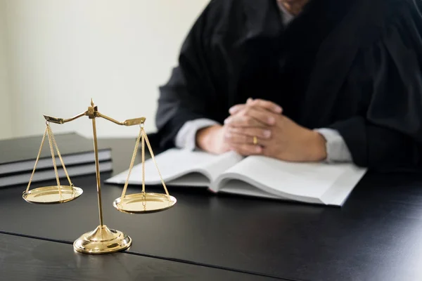 Abogado juez de lectura de documentos en el escritorio en la sala del tribunal — Foto de Stock