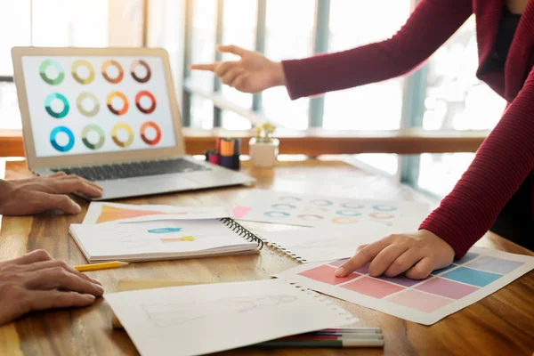 iki genç erkek moda tasarımcıları çalışma ve kroki çizim 